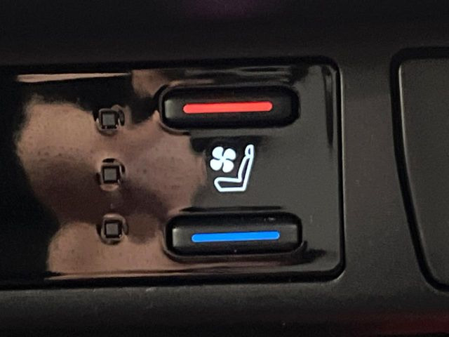 【シートベンチレーション】夏場は涼しい風でお尻や背中の熱やムレを防ぎ、冬はエアコンよりも早く温まってポカポカに!季節を問わず快適に過ごせます。