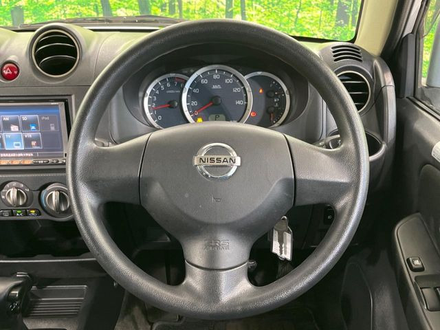 �C���e���A�ɍ��킹���f�U�C���̃X�e�A�����O�́A�^�]�������̂��Ƃ��l���A�^�]���₷���`��A�傫���ł��B�����x�A���ۂɐG���Ă��m���߂��������B