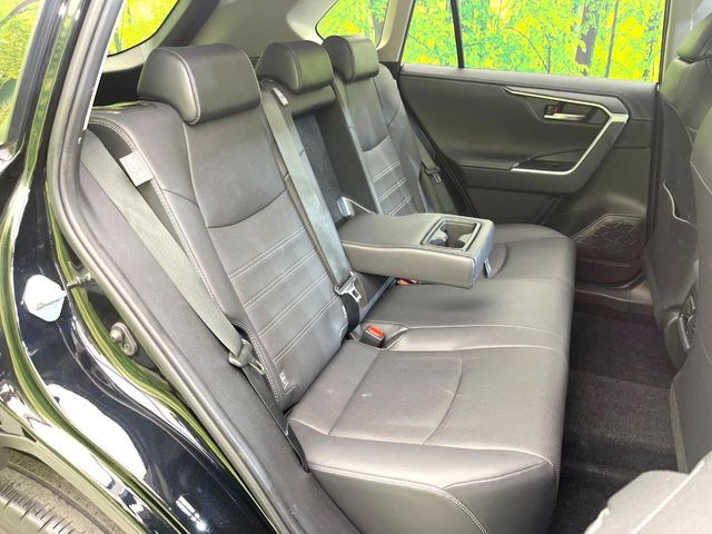 後部座席も気になるようなキズ・汚れやへたり等、大きなダメージはなく、良好な状態です。