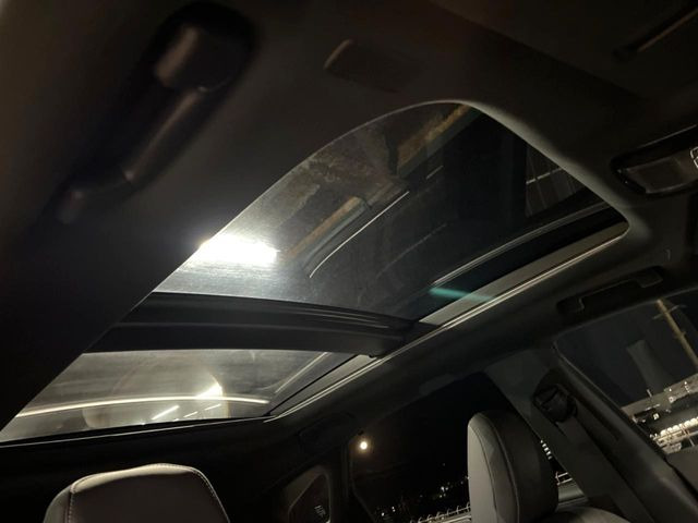 【大型サンルーフ】車内の解放感が一気に上がる大型のパノラマルーフ!季節を問わず開放的で快適なドライブをお楽しみいただけます。流通量も少なく希少価値の高い人気の装備です♪