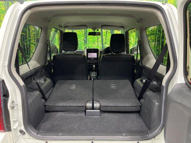 ���i�̂���������ʋ΁A���}���ɏ\���ȉ׎��X�y�[�X���m�ۂ��Ă���܂��B�Z�J���h�V�[�g��|���ƁA�傫�ȉו��̐ύڂ��\�ł���