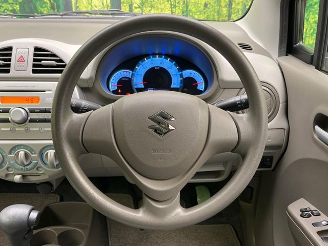 �C���e���A�ɍ��킹���f�U�C���̃X�e�A�����O�́A�^�]�������̂��Ƃ��l���A�^�]���₷���`��A�傫���ł��B�����x�A���ۂɐG���Ă��m���߂��������B