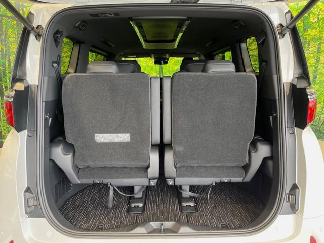 積み下ろしのしやすいデッキにはたっぷりと荷物を積み込んでいただけます。遊びから仕事まで、様々なシーンで頼れます♪