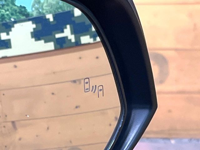 【ブラインドスポットモニター】走行中、ドアミラーの死角になりやすい箇所に後続車が接近するとサイドミラーのレンズに警告を表示!ドライバーに注意喚起をしてくれます。