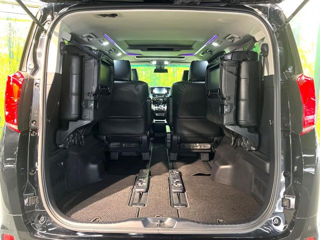 後席を格納すると、これだけの広さが!シーンに合わせたシートアレンジで、大きな荷物も積むことが出来ます♪
