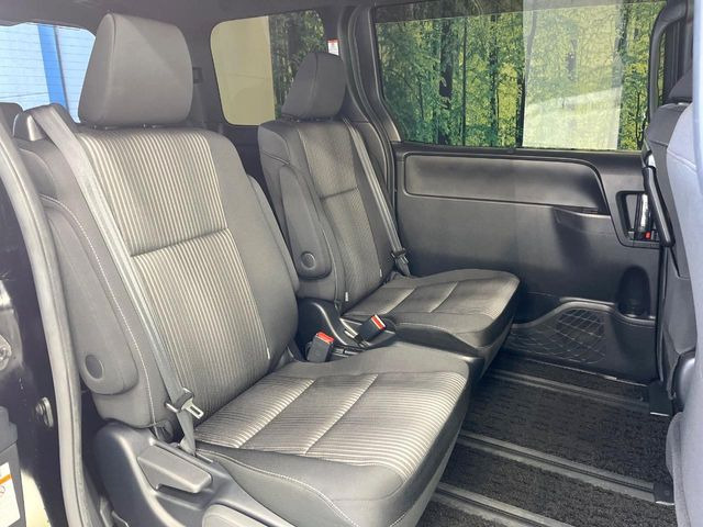 後部座席も気になるようなキズ・汚れやへたり等、大きなダメージはなく、良好な状態です。