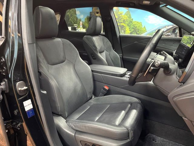 【黒革シート】上質な本革を使用し、高級感あふれる黒革シート。常に体に触れる部分だから、座り心地の良さにはこだわりたいですね♪汚れの付着や劣化を抑制する内装コーティング施工もおススメですよ♪