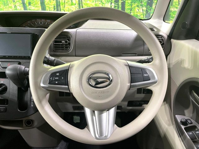 �C���e���A�ɍ��킹���f�U�C���̃X�e�A�����O�́A�^�]�������̂��Ƃ��l���A�^�]���₷���`��A�傫���ł��B�����x�A���ۂɐG���Ă��m���߂��������B