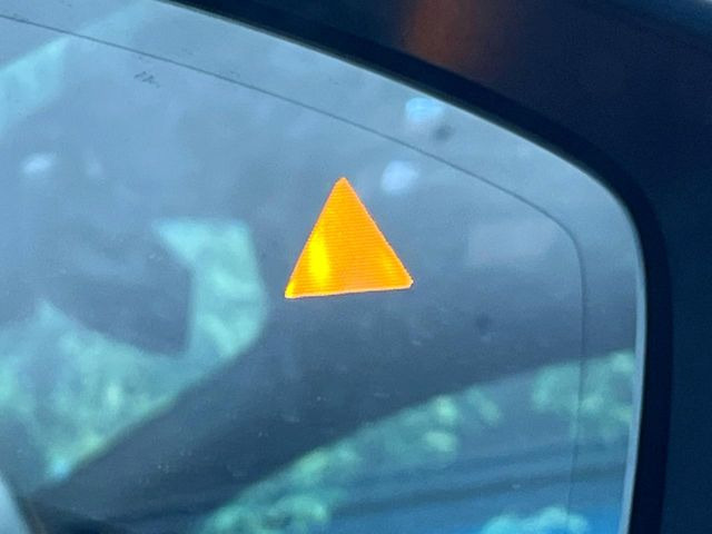 �y�u���C���h�X�|�b�g���j�^�����O�z���s���A�h�A�~���[�̎��p�ɂȂ�₷���ӏ��Ɍ㑱�Ԃ��ڋ߂���ƃT�C�h�~���[�t�߂Ɍx����\���A�h���C�o�[�ɒ��ӊ��N�����Ă���܂��B