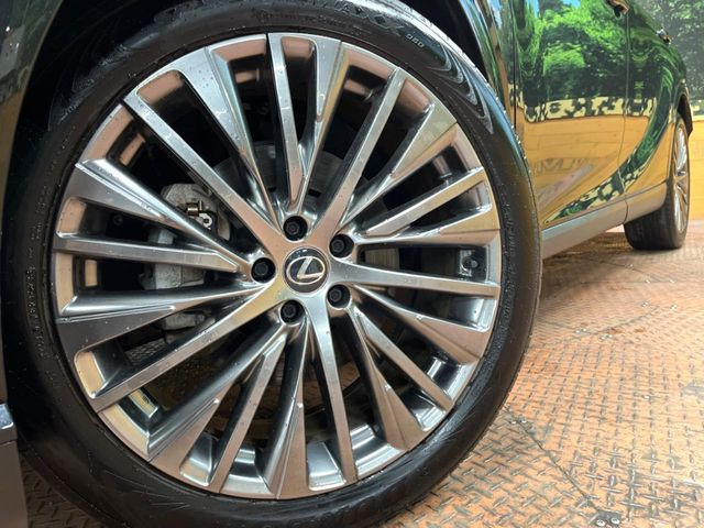 【純正21インチアルミホイール】外観にマッチした純正アルミホイールを装着しております。各種社外アルミホイールや、スタッドレスタイヤも取扱いしております。是非ご相談ください♪