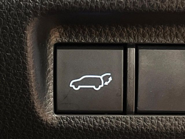 【パワーバックドア】スマートキーや運転席のボタンを押すだけでリアゲートが自動で開閉します!荷物を持っている時や、高い位置にあるバックドアを閉める際に便利な機能です♪