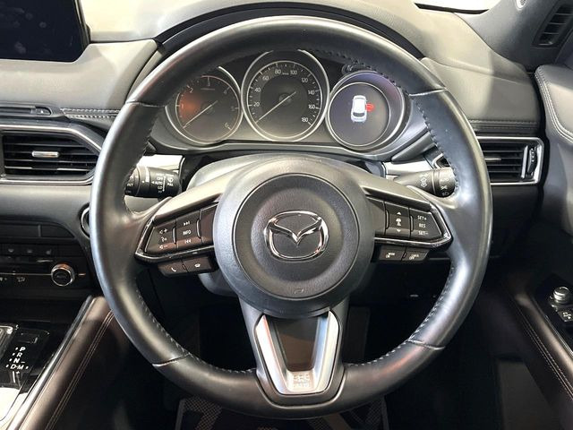 インテリアに合わせたデザインのステアリングは、運転される方のことも考え、運転しやすい形状、大きさです。是非一度、実際に触ってお確かめください。