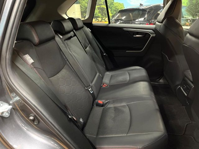 広々とした2列目シートは居住性が高く、居心地も快適!友達や家族とのお出かけにぴったりです。ベビーシートやチャイルドシート使用時も快適にお過ごしいただける十分な空間を確保しています。