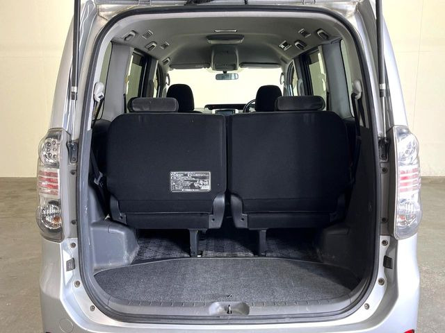 ���i�̂���������ʋ΁A���}���ɏ\���ȉ׎��X�y�[�X���m�ۂ��Ă���܂��B�Z�J���h�V�[�g��|���ƁA�傫�ȉו��̐ύڂ��\�ł���