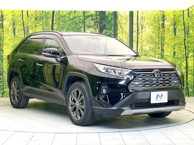 高透明度のガラス皮膜で撥水はもちろん、上質なツヤ・光沢を実現。紫外線や酸性雨から大切な愛車を保護し、色あせ・劣化を防止。「弾スプラッシュコート」、「弾プリミッサコート」からお選びいただけます。