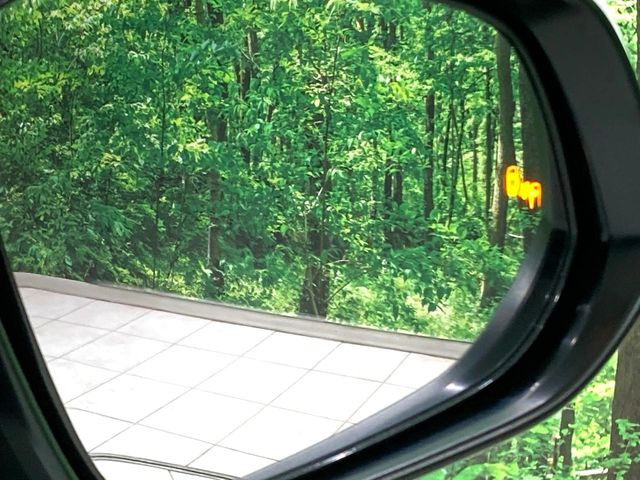 【ブラインドスポットモニター】走行中、ドアミラーの死角になりやすい箇所に後続車が接近するとサイドミラーのレンズに警告を表示!ドライバーに注意喚起をしてくれます。