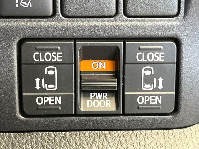 【両側パワースライドドア】スマートキーや運転席のスイッチで後席両側スライドドアの開閉が可能♪電動だから力を入れてドアを開ける必要が無く、小さなお子様でも簡単に開け閉めでき快適です♪