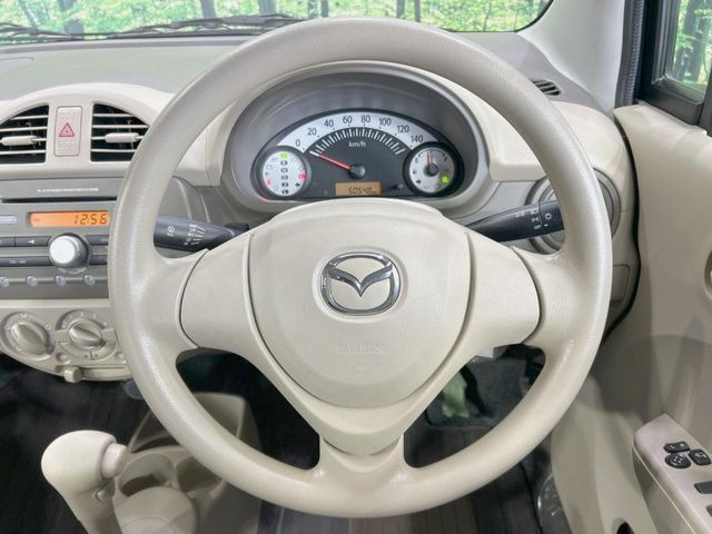 �C���e���A�ɍ��킹���f�U�C���̃X�e�A�����O�́A�^�]�������̂��Ƃ��l���A�^�]���₷���`��A�傫���ł��B�����x�A���ۂɐG���Ă��m���߂��������B