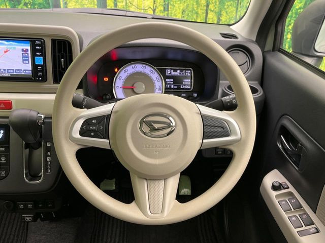 �C���e���A�ɍ��킹���f�U�C���̃X�e�A�����O�́A�^�]�������̂��Ƃ��l���A�^�]���₷���`��A�傫���ł��B�����x�A���ۂɐG���Ă��m���߂��������B