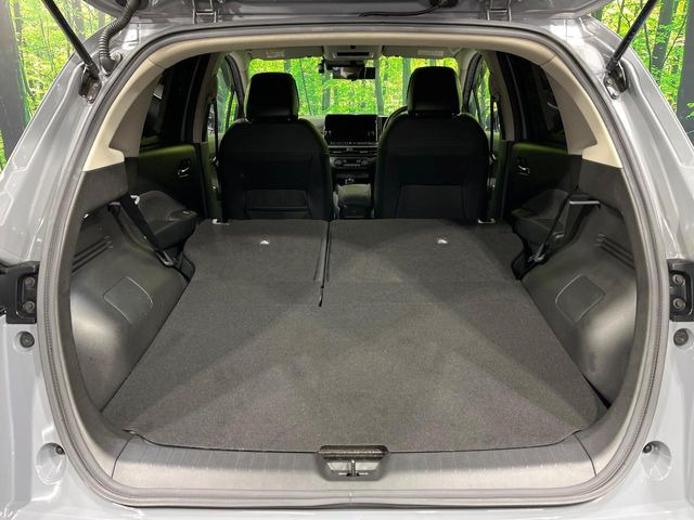 ���i�̂���������ʋ΁A���}���ɏ\���ȉ׎��X�y�[�X���m�ۂ��Ă���܂��B�Z�J���h�V�[�g��|���ƁA�傫�ȉו��̐ύڂ��\�ł���