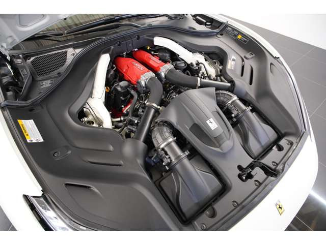 3.9L V8�c�C���^�[�{�G���W�����ځB�o��620ps�𔭊����A0-100km/h�����͂킸��3.45�b�B�O�^��ŏo�͌���ƃ��X�|���X���P���}���A���s�����\�I�ȉ������������Ă��܂��B