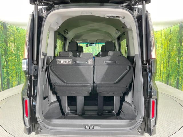 ���i�̂���������ʋ΁A���}���ɏ\���ȉ׎��X�y�[�X���m�ۂ��Ă���܂��B�Z�J���h�V�[�g��|���ƁA�傫�ȉו��̐ύڂ��\�ł���