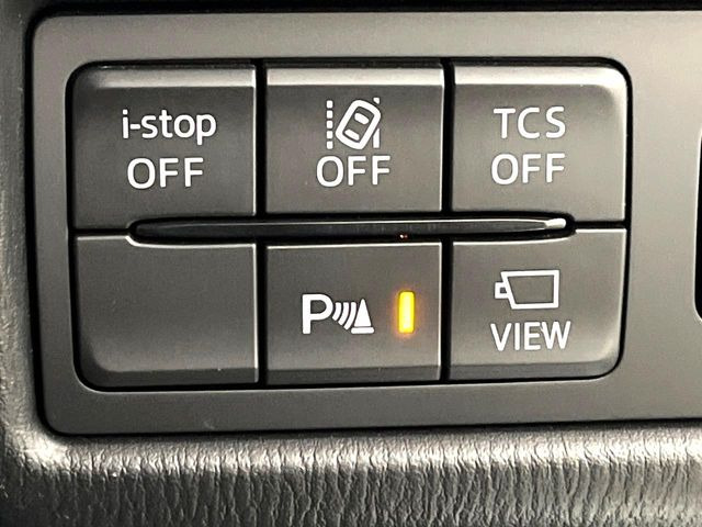 【車線逸脱警報】道路上の白(黄)線を認識し、意図せず走行中の車線からはみ出しそうになった時、メーター内の警告灯とブザーで注意喚起してくれる安心・安全機能です♪