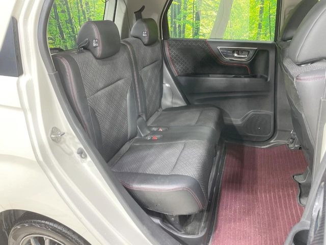 後部座席も気になるようなキズ・汚れやへたり等、大きなダメージはなく、良好な状態です。