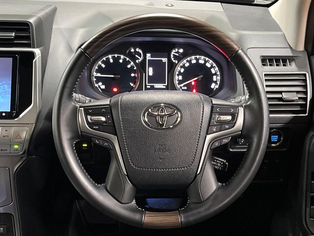 【ウッドコンビステアリング】高級感ある木目調パーツを採用した手に良く馴染むコンビハンドル。運転席廻りの雰囲気も一気に豪華になります!