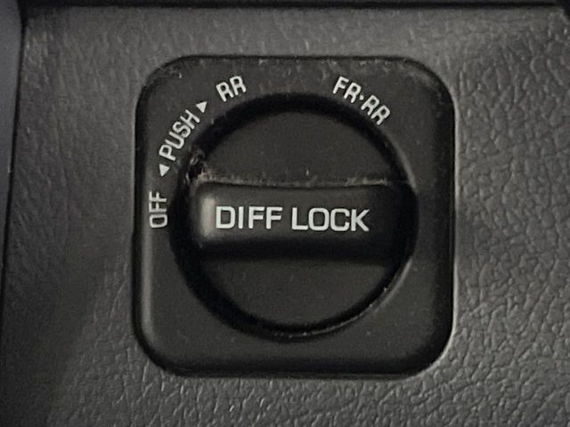 �y���A�f�t���b�N�z���H��ᓹ�ȂǂŎԂ��X�^�b�N�����ꍇ�ł��A�^�C���̋�]��}�����E�o���₷������f�t���b�N�𑕔��B�ϐ�n��I�t���[�h�ł̎g�p���������ɂ��X�X���̈��ł���