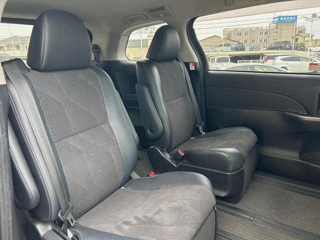 広々とした2列目シートは居住性が高く、居心地も快適!友達や家族とのお出かけにぴったりです。ベビーシートやチャイルドシート使用時も快適にお過ごしいただける十分な空間を確保しています。