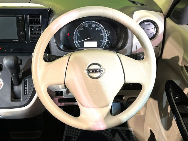 �C���e���A�ɍ��킹���f�U�C���̃X�e�A�����O�́A�^�]�������̂��Ƃ��l���A�^�]���₷���`��A�傫���ł��B�����x�A���ۂɐG���Ă��m���߂��������B