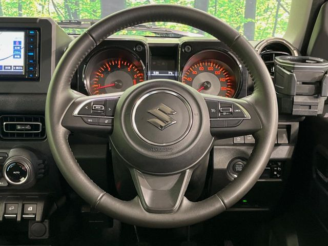 インテリアに合わせたデザインのステアリングは、運転される方のことも考え、運転しやすい形状、大きさです。是非一度、実際に触ってお確かめください。