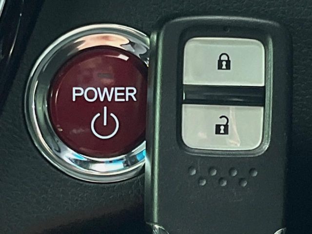 【Hondaスマートキー】カバンやポケットに入れたままでもドアの施錠・解錠が可能なスマートキーを装備。エンジンのオン・オフ時もカギを取り出す必要が無いからとっても便利です♪