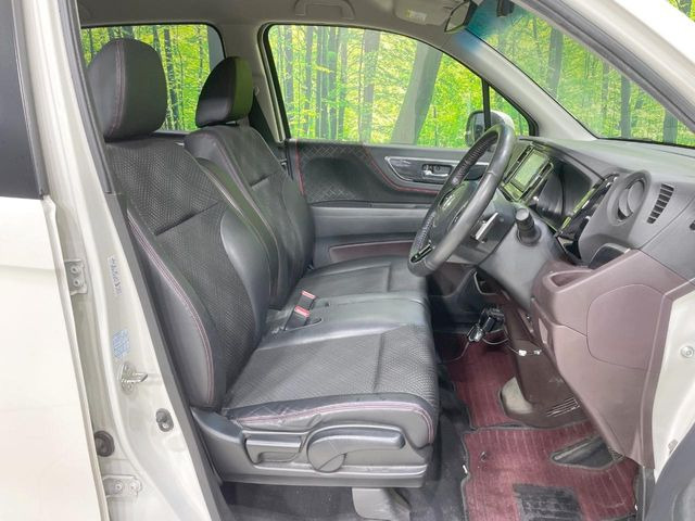 運転席シート廻りは使用感も少なく、良好な状態となっています。丁寧に使われていたことがよくわかりますね。