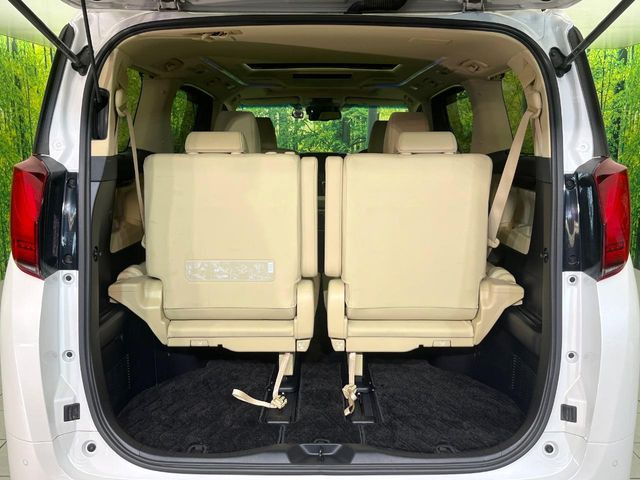 ���i�̂���������ʋ΁A���}���ɏ\���ȉ׎��X�y�[�X���m�ۂ��Ă���܂��B�Z�J���h�V�[�g��|���ƁA�傫�ȉו��̐ύڂ��\�ł���