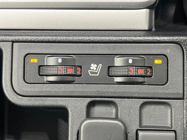 【シートベンチレーション】夏場は涼しい風でお尻や背中の熱やムレを防ぎ、冬はエアコンよりも早く温まってポカポカに!季節を問わず快適に過ごせます。