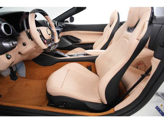 �J�[�{���t�@�C�o�[�h���C�o�[�]�[��+LED�X�e�A�����O���̗p�B��]�������o�I�Ɋm�F�ł��郌�[�V���O���n�̑����ŁA�G���W���̌ۓ����_�C���N�g�Ɋ����Ȃ��獂�g�����ӂ��h���C�r���O�����\�ł��܂��B