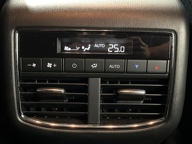 【リアオートエアコン】広い後部座席には必須の機能!風量や温度を自動で調整し前席と同様な車内環境にしてくれるリアオートエアコンを装備。夏の暑さも冬の寒さもストレスなく快適にお過ごしいただけます♪