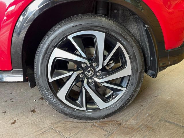 【グレード専用純正18インチアルミホイール】デザイン性の高い純正アルミホイールを装着しております。各種社外アルミホイールや、スタッドレスタイヤも取扱いしております。是非ご相談ください♪