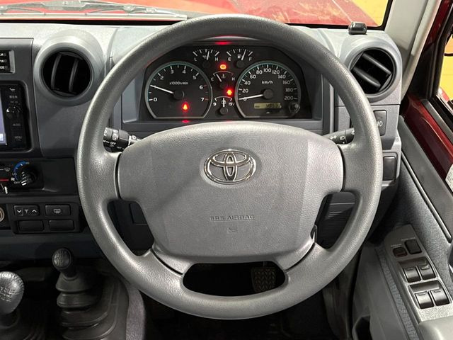 �C���e���A�ɍ��킹���f�U�C���̃X�e�A�����O�́A�^�]�������̂��Ƃ��l���A�^�]���₷���`��A�傫���ł��B�����x�A���ۂɐG���Ă��m���߂��������B