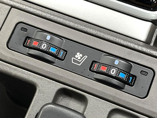 【シートベンチレーション】夏場は涼しい風でお尻や背中の熱やムレを防ぎ、冬はエアコンよりも早く温まってポカポカに!季節を問わず快適に過ごせます。