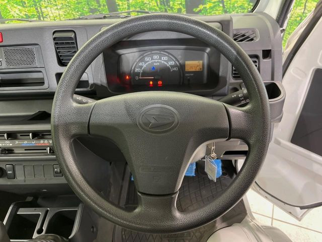 �C���e���A�ɍ��킹���f�U�C���̃X�e�A�����O�́A�^�]�������̂��Ƃ��l���A�^�]���₷���`��A�傫���ł��B�����x�A���ۂɐG���Ă��m���߂��������B