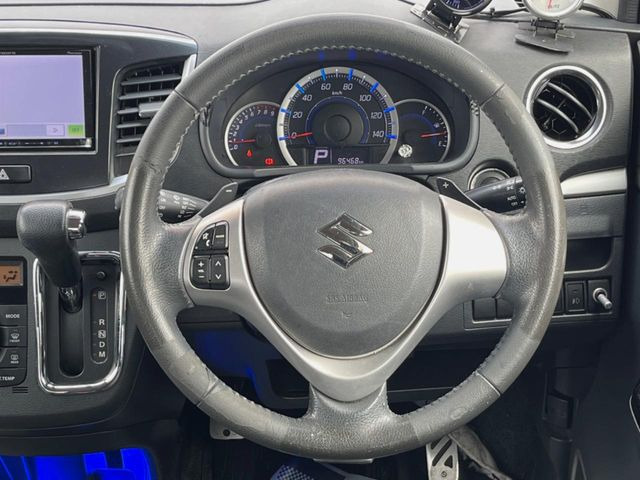 �C���e���A�ɍ��킹���f�U�C���̃X�e�A�����O�́A�^�]�������̂��Ƃ��l���A�^�]���₷���`��A�傫���ł��B�����x�A���ۂɐG���Ă��m���߂��������B