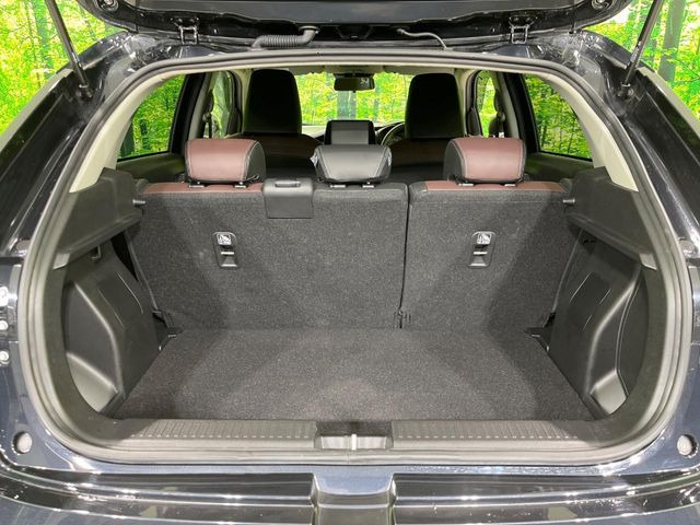 ���i�̂���������ʋ΁A���}���ɏ\���ȉ׎��X�y�[�X���m�ۂ��Ă���܂��B�Z�J���h�V�[�g��|���ƁA�傫�ȉו��̐ύڂ��\�ł���