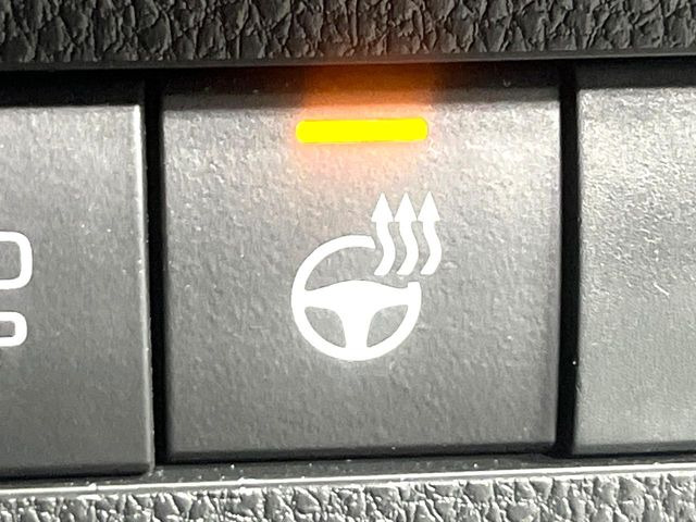 【ステアリングヒーター】冬場に冷たくなりやすい革巻きステアリングを、スイッチ一つで素早く適温に!エアコンよりも早く温まってくれるので、寒い日の運転も快適になりますね♪