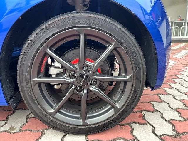 �y�����A���~�z�C�[���z�O�ςɃ}�b�`���������A���~�z�C�[���𑕒����Ă���܂��B�e��ЊO�A���~�z�C�[����A�X�^�b�h���X�^�C�����戵�����Ă���܂��B���񂲑��k����������