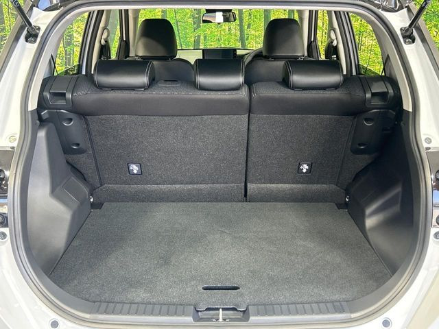 ���i�̂���������ʋ΁A���}���ɏ\���ȉ׎��X�y�[�X���m�ۂ��Ă���܂��B�Z�J���h�V�[�g��|���ƁA�傫�ȉו��̐ύڂ��\�ł���