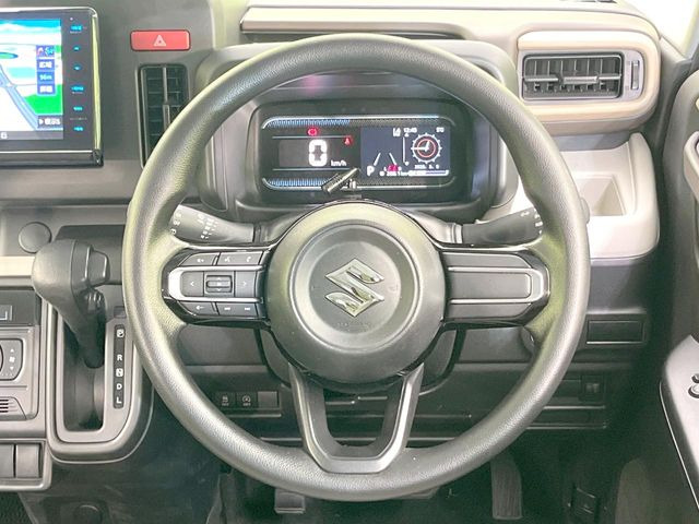 �C���e���A�ɍ��킹���f�U�C���̃X�e�A�����O�́A�^�]�������̂��Ƃ��l���A�^�]���₷���`��A�傫���ł��B�����x�A���ۂɐG���Ă��m���߂��������B