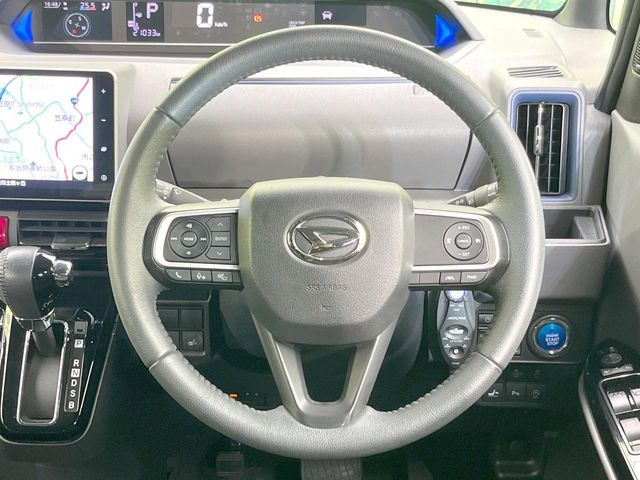 �C���e���A�ɍ��킹���f�U�C���̃X�e�A�����O�́A�^�]�������̂��Ƃ��l���A�^�]���₷���`��A�傫���ł��B�����x�A���ۂɐG���Ă��m���߂��������B